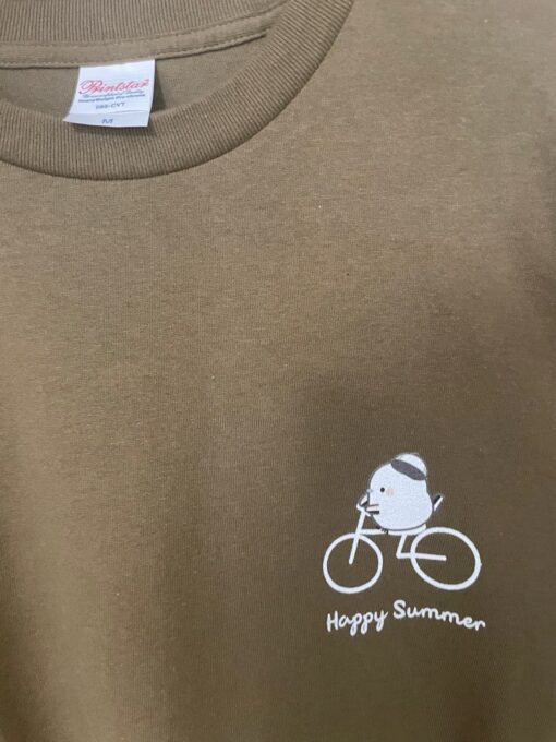 シマエナガと白い自転車白いロゴのTシャツのロゴアップにした写真です。白が映えていい感じです。