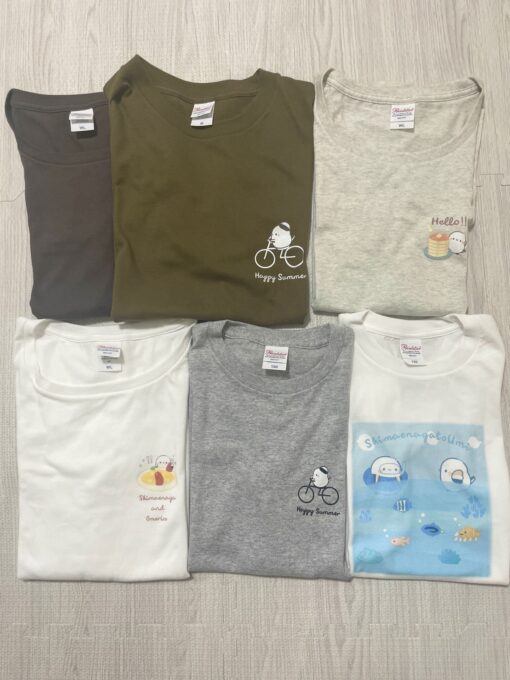 6枚のTシャツを袋から出しました