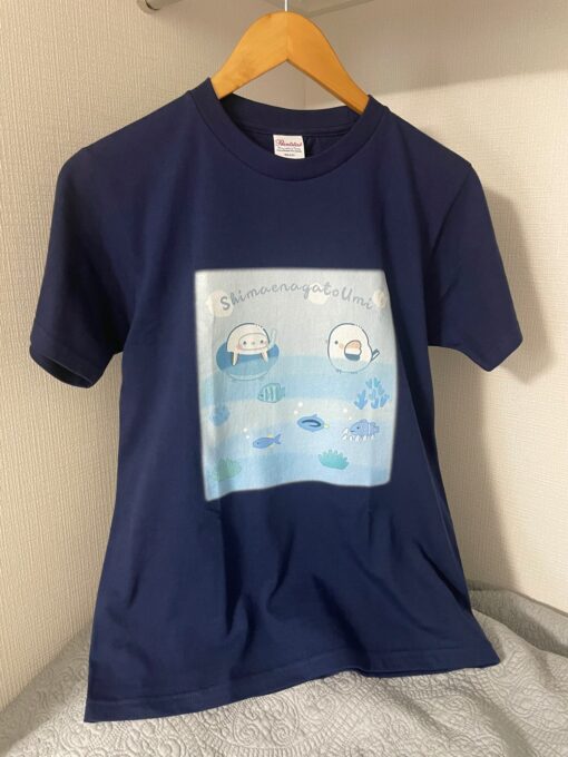 メトロブルーと白のシマエナガのサイズ違いのTシャツです。
どちらも違う雰囲気でいい感じに仕上がりました。