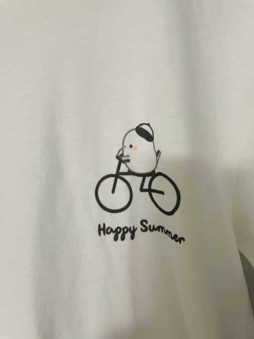 シマエナガと黒い自転車と黒いロゴのTシャツでロゴをアップにして写しました。