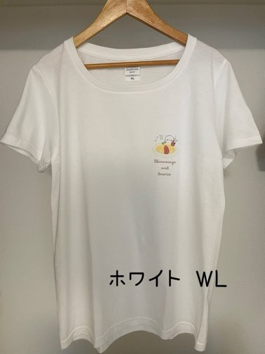 オムライスの近くにいるシマエナガのワンポイントロゴがついたTシャツをハンガーにかけています。